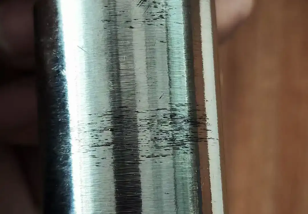 不锈钢杆端生产过程中的表面损伤